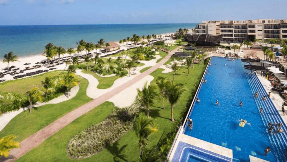 Le Royalton Riviera Cancun avec sa grande piscine face \u00e0 la mer.