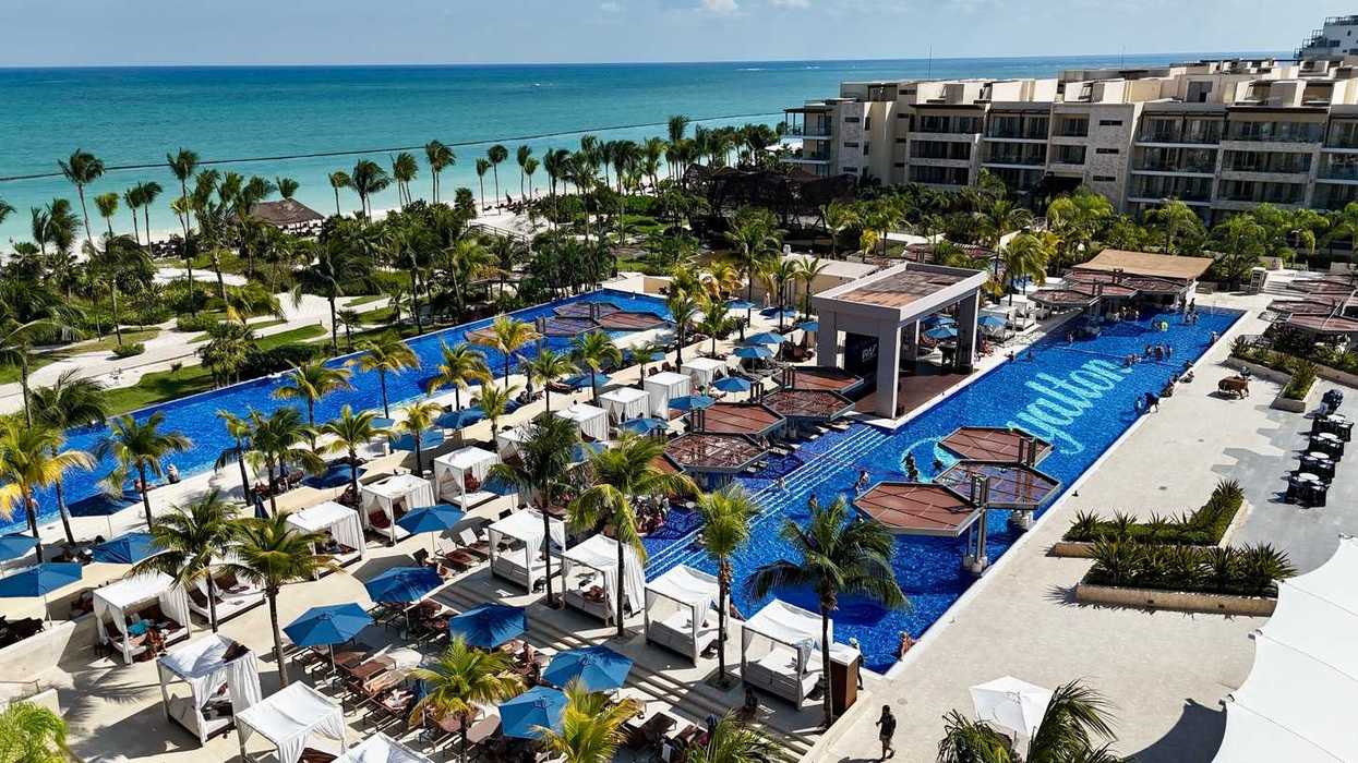 Le Royalton Riviera Cancun avec ses grandes piscines face à la mer.