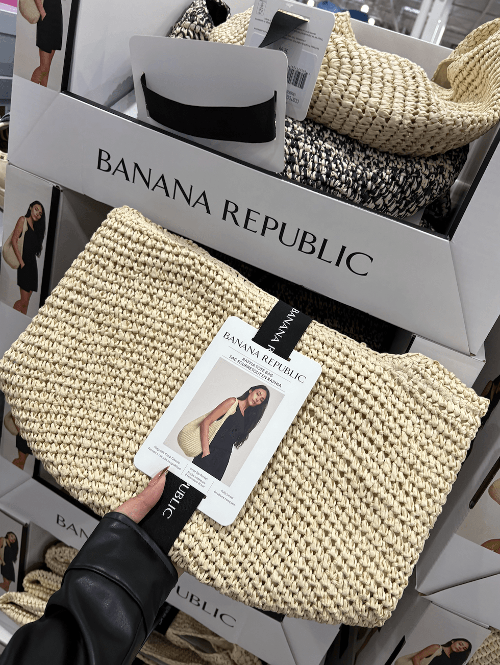 Le sac fourre-tout Banana Republic en raphia au Costco.