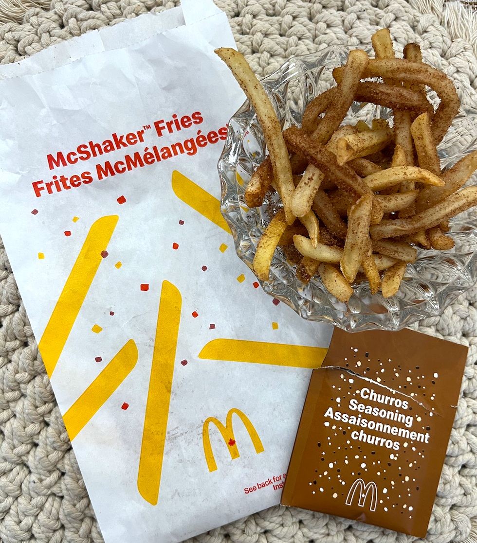 Le sac pour m\u00e9langer les frites, le sachet d'assaisonnement Churros, ainsi que les frites assaisonn\u00e9es.