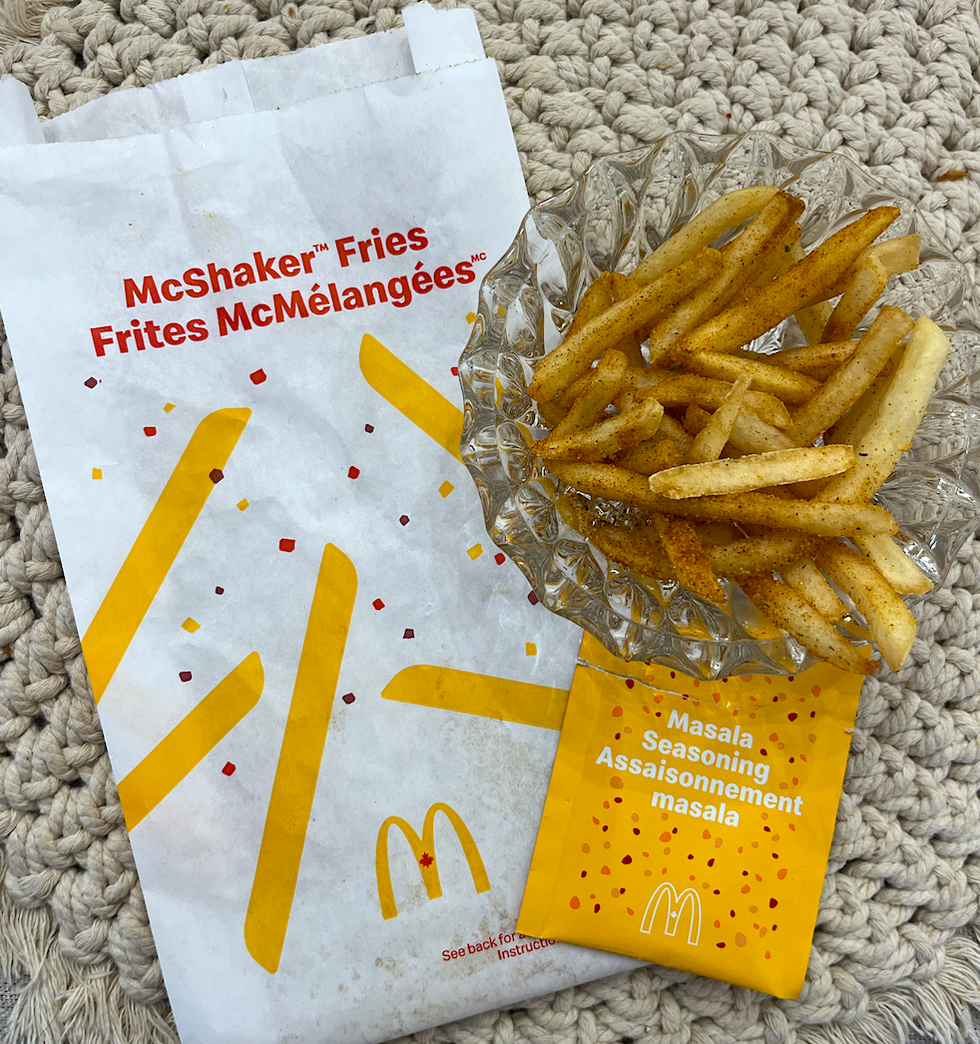 Le sac pour m\u00e9langer les frites, le sachet d'assaisonnement Masala, ainsi que les frites assaisonn\u00e9es.