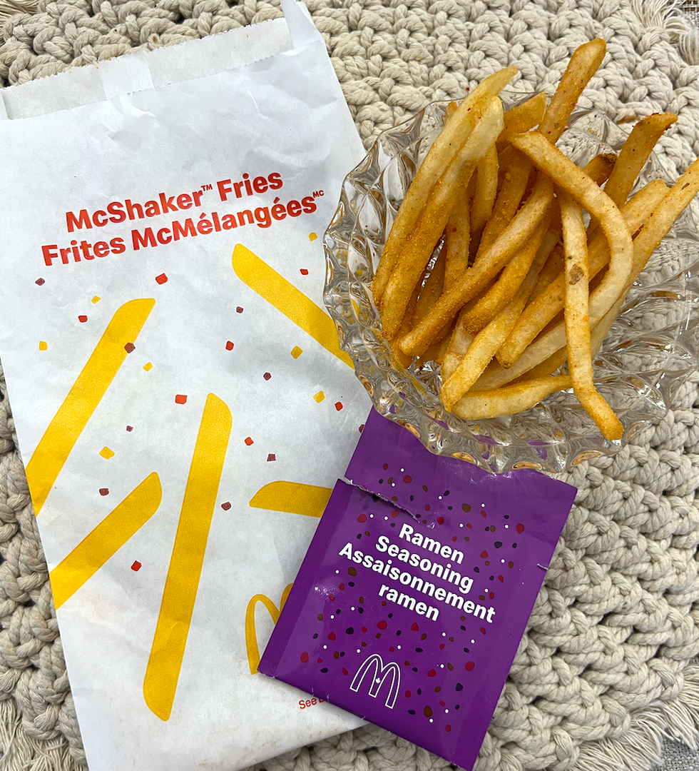 Le sac pour m\u00e9langer les frites, le sachet d'assaisonnement ramen, ainsi que les frites assaisonn\u00e9es.