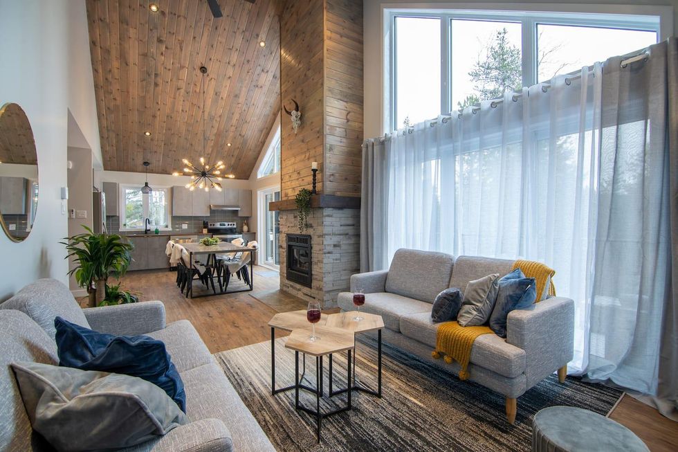 Le salon avec foyer et salle \u00e0 manger.