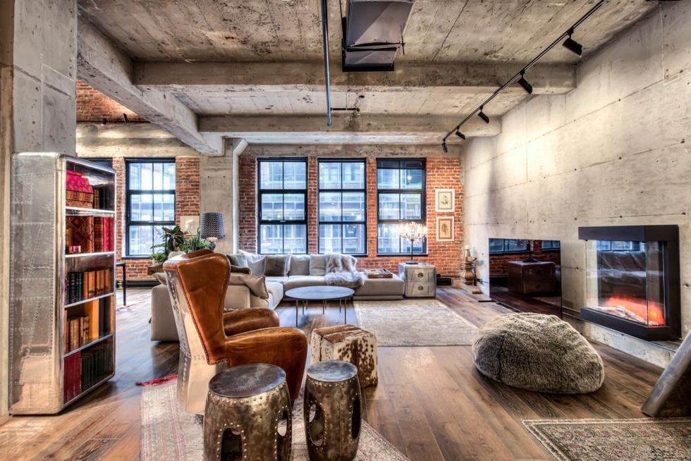 Le salon avec foyer \u00e9lectrique du condo.