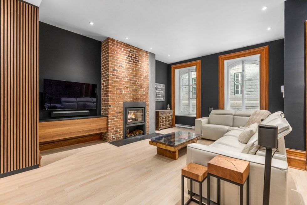 Le salon avec foyer.