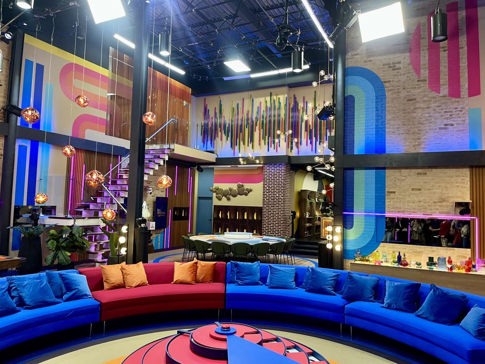 Le salon comporte un immense divan bleu, avec une section rouge pour les mises en danger.