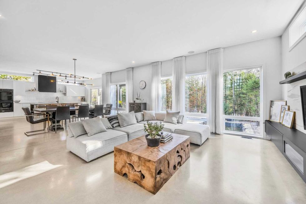 Le salon dans la pi\u00e8ce \u00e0 aire ouverte.