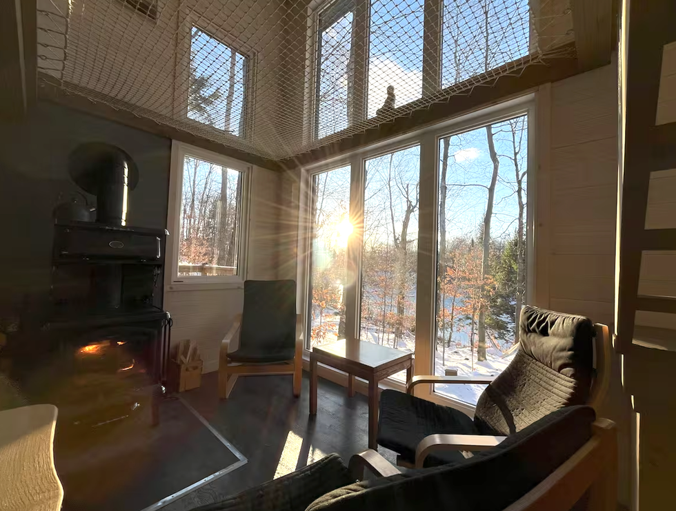 Le salon de l'\u00c9co chalet La Renarde \u00e0 Brownsburg au Qu\u00e9bec.