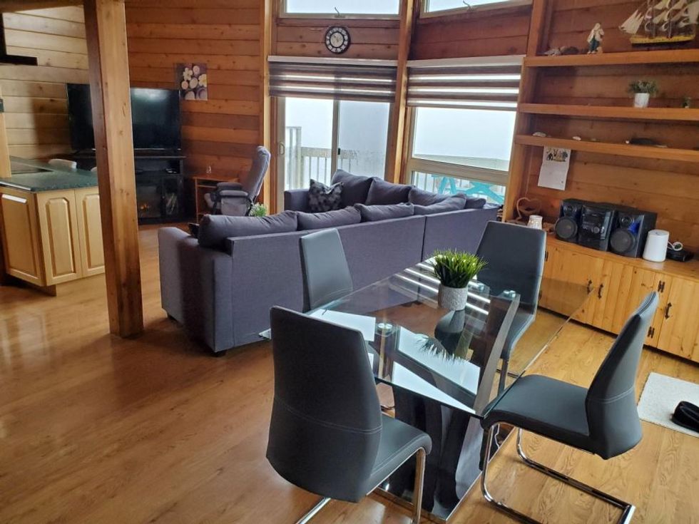 Le salon du chalet en Gasp\u00e9sie.