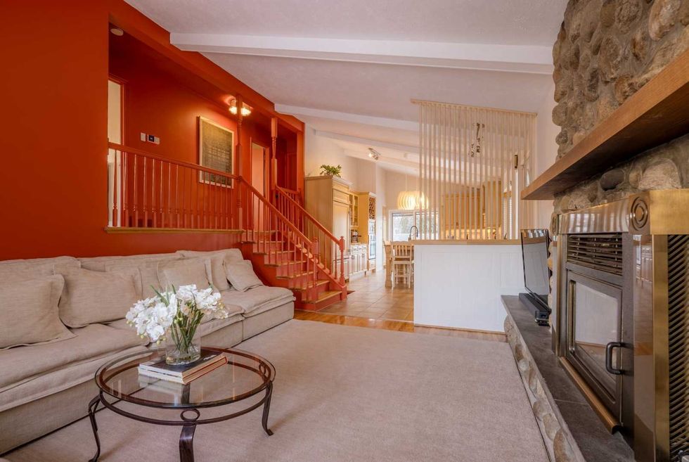 Le salon et la cuisine.