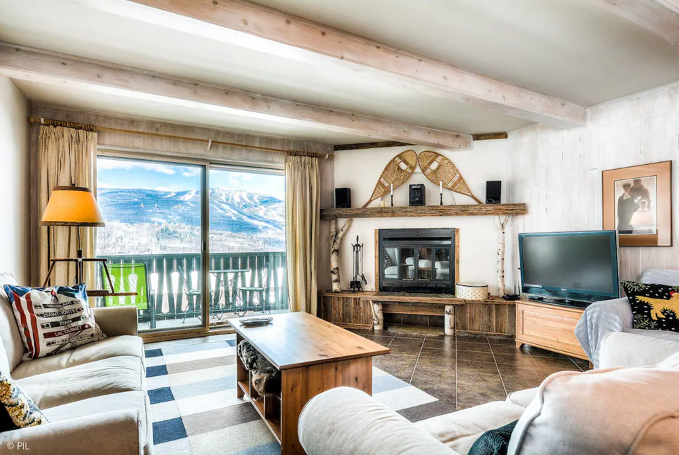 Le salon et la vue sur la montagne.