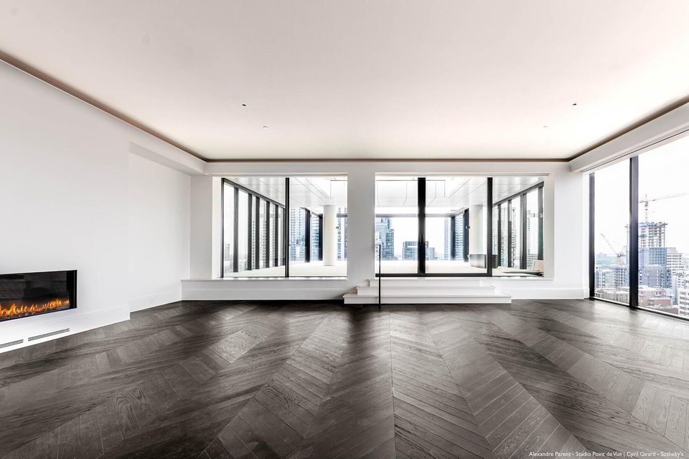 Le salon et vue sur la terrasse.