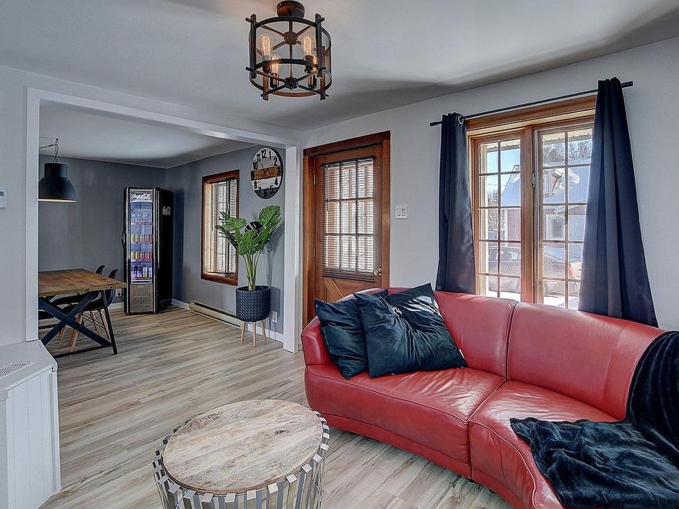 Le salon situ\u00e9 au rez-de-chauss\u00e9e.