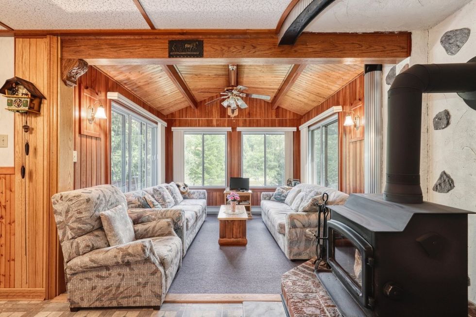 Le salon vitr\u00e9.