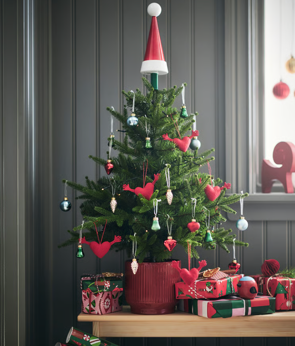Le sapin VINERFINT du IKEA avec des ornements.