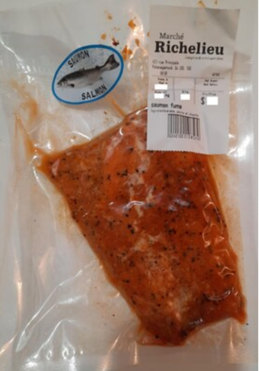 Le saumon fum\u00e9 dans son emballage de plastique transparent.