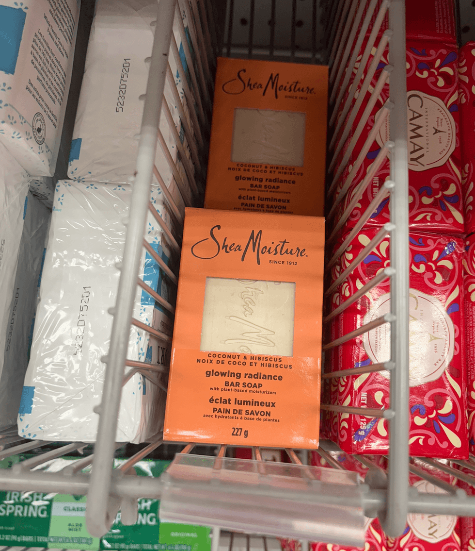 Le savon en barre SheaMoisture \u00e0 la noix de coco et \u00e0 l'hibiscus sur les tablettes du Dollarama.