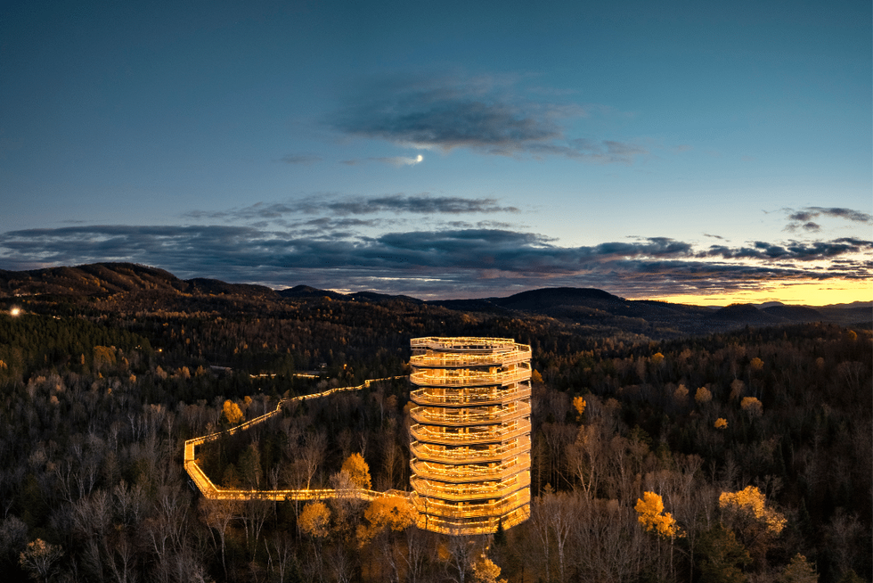 Le Sentier des cimes illumin\u00e9 en hiver.