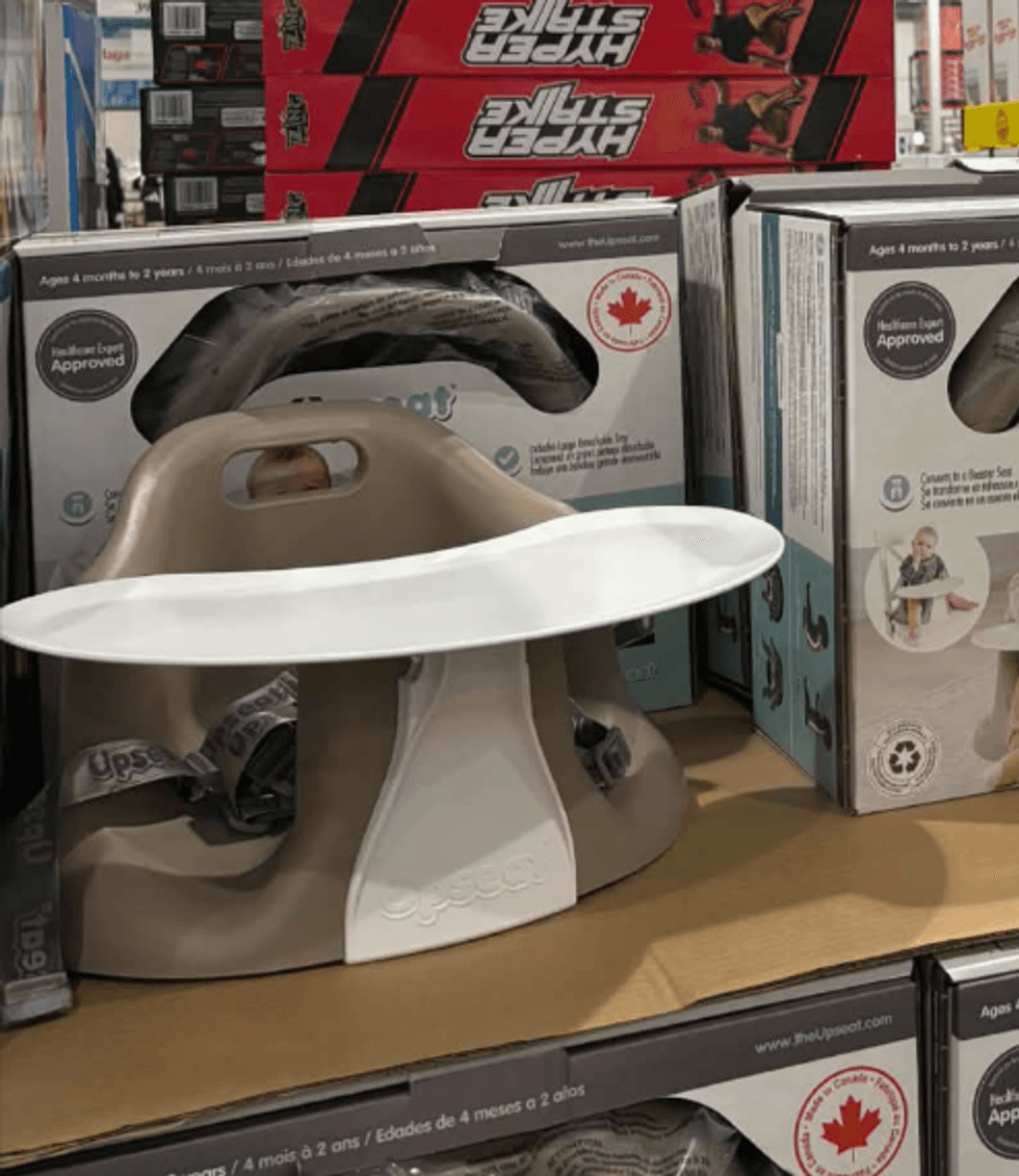 Le si\u00e8ge Upseat, offert en taupe \u00e0 l\u2019entrep\u00f4t Costco.