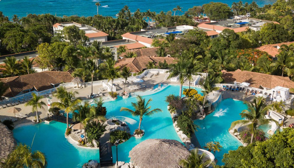 Le site du resort Cofresi Palm Beach and Spa Resort en R\u00e9publique dominicaine, vu de haut.