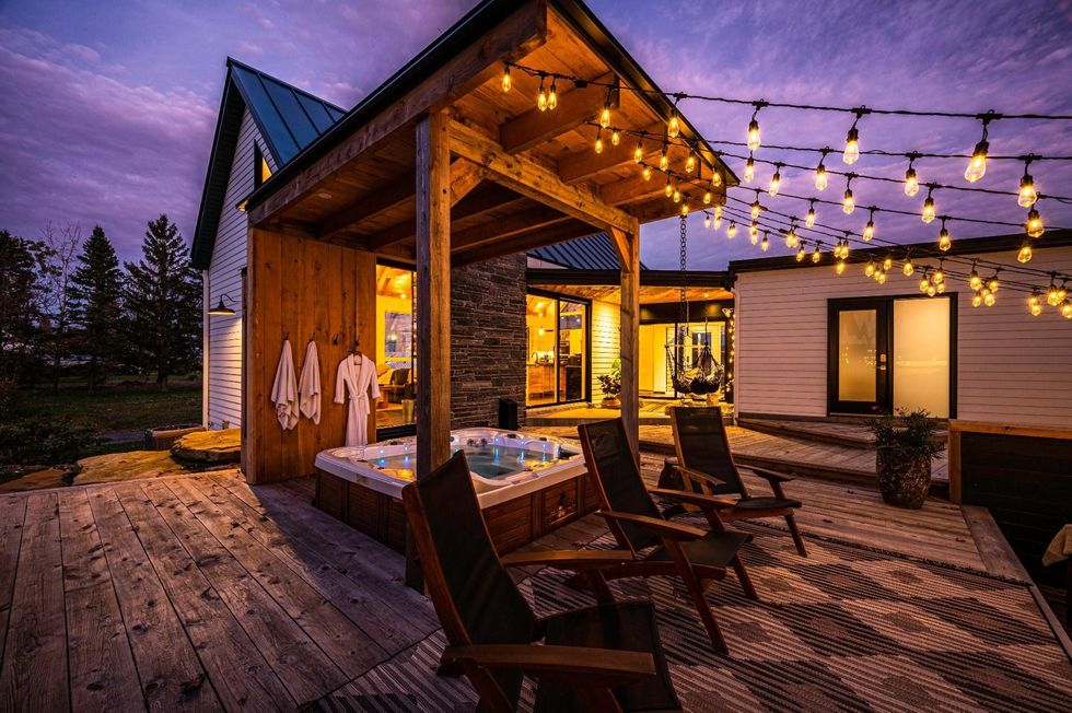 Le spa dans la cour arri\u00e8re.