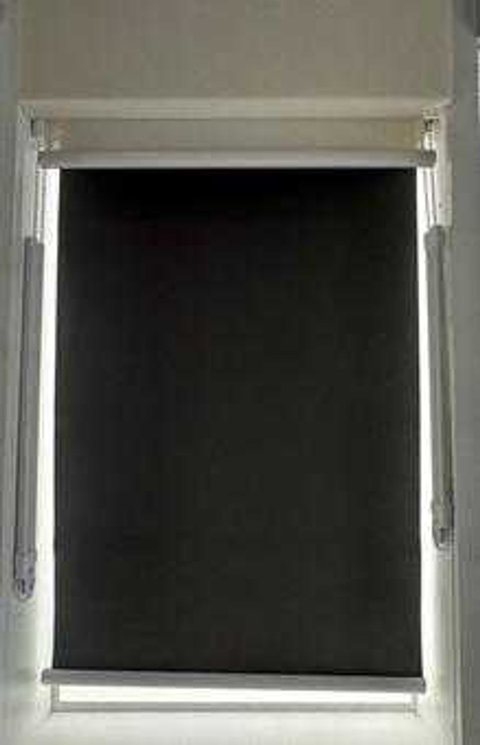 Le store \u00e0 rouleau et store duo d'Interiors by Better Shade dans son emballage.