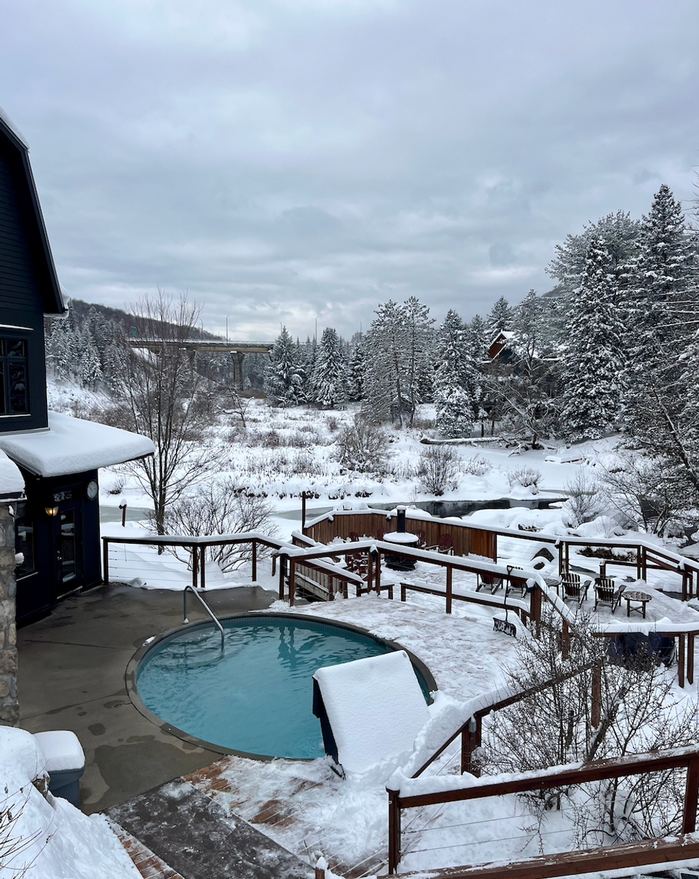 Le Strom Spa nordique Saint-Sauveur en hiver.