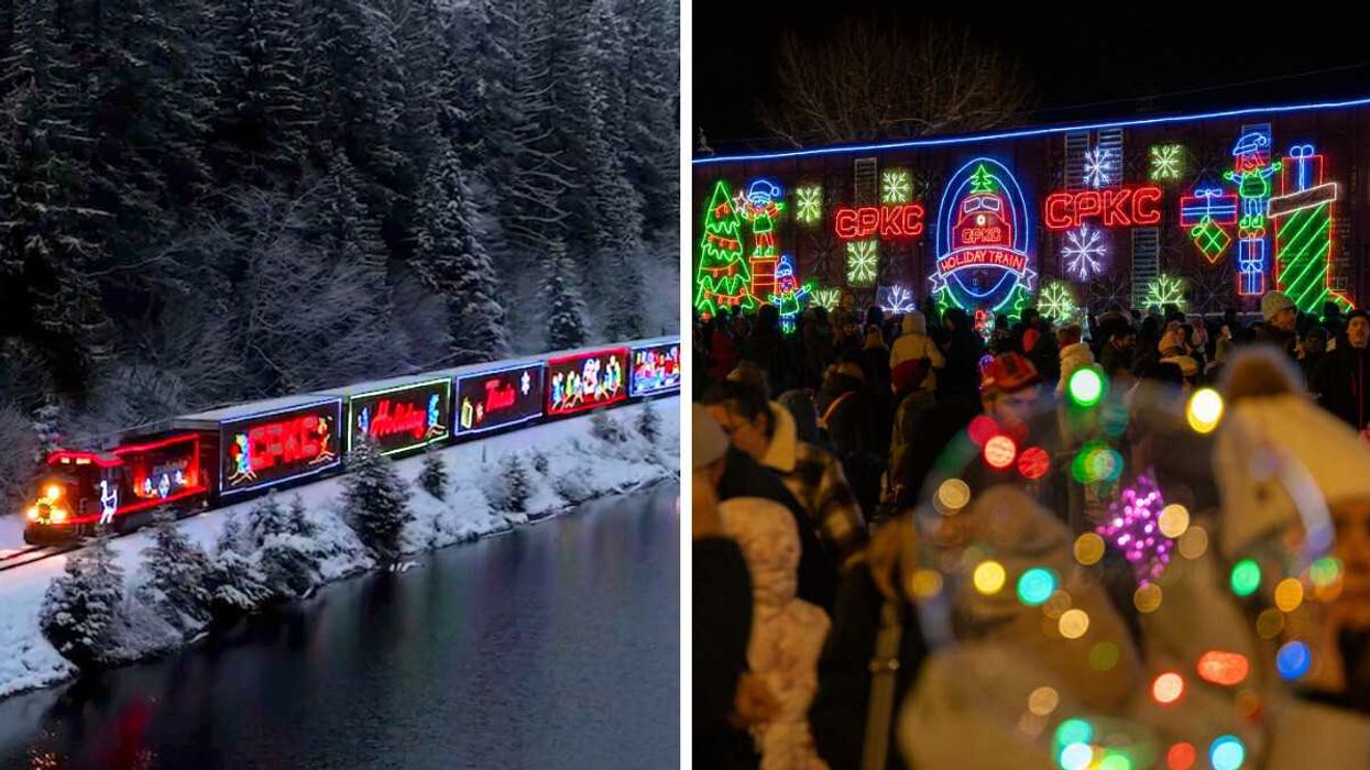 Le train de Noël. Droite : Le train illuminé devant la foule.