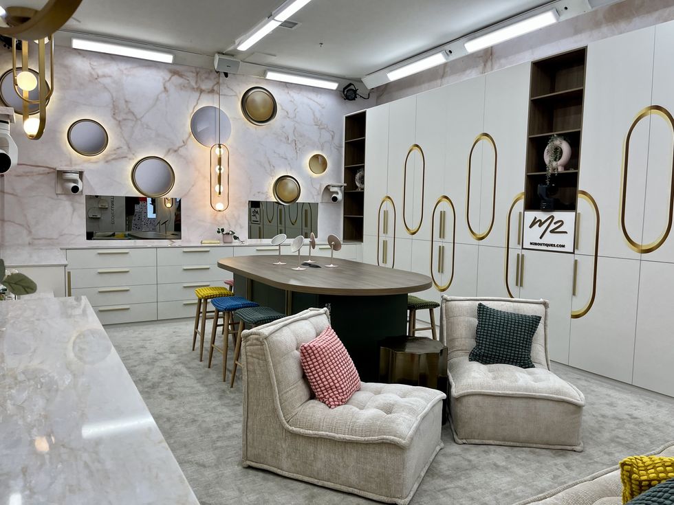 Le \u00ab walk-in \u00bb de Big Brother C\u00e9l\u00e9brit\u00e9s, blanc et tr\u00e8s \u00e9pur\u00e9.