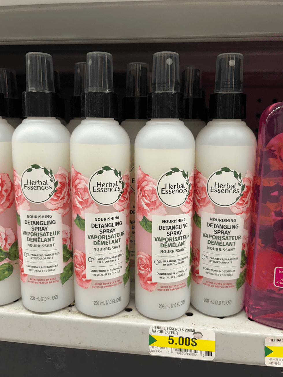 Le vaporisateur d\u00e9m\u00ealant Herbal Essences sur les tablettes du Dollarama.