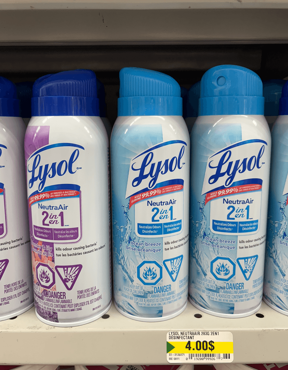 Le vaporisateur Lysol NeutraAir 2 en 1 sur les tablettes du Dollarama.