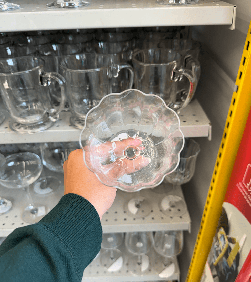 Le verre du Dollarama et sa forme de fleur.