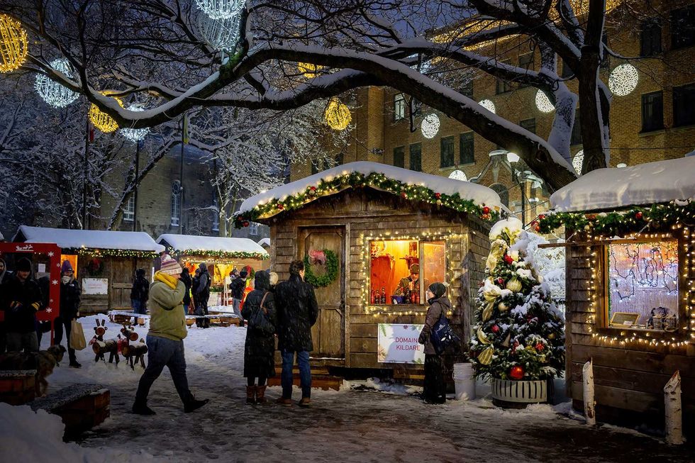 Le Village de No\u00ebl de Sainte-Th\u00e9r\u00e8se, avec des lumi\u00e8res de No\u00ebl et des maisonnettes.