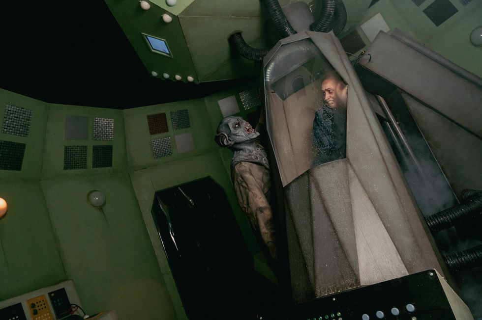 Les acteur.trices et le d\u00e9cor de la nouvelle maison hant\u00e9e \u00ab Base en Alerte \u00bb \u00e0 La Ronde.