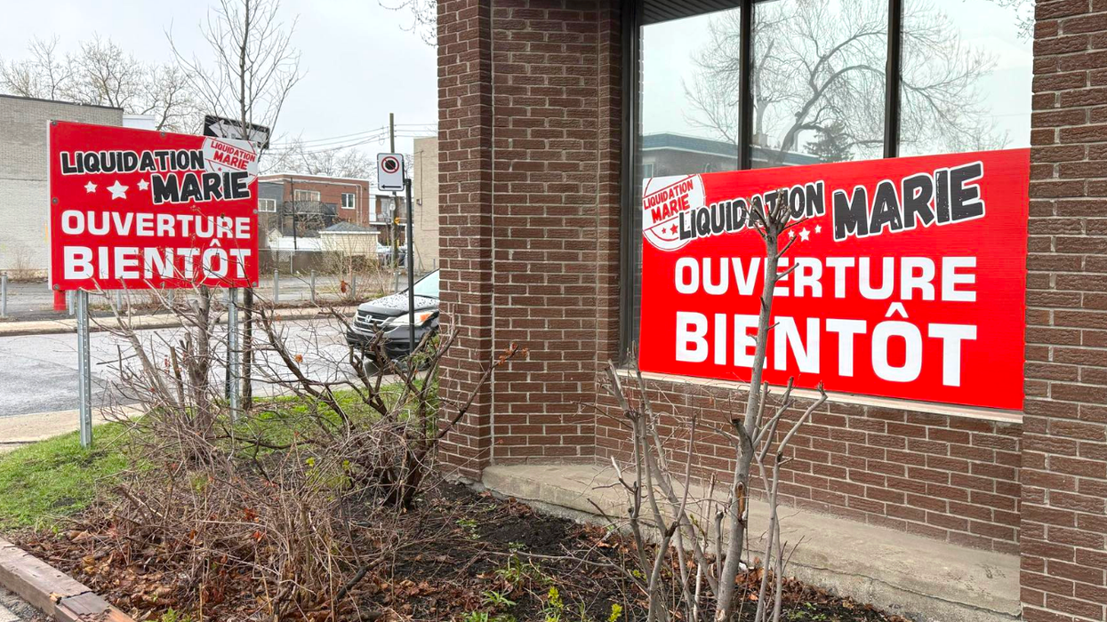 Les affiches « Liquidation Marie - Ouverture Bientôt » devant la succursale à Hochelaga.