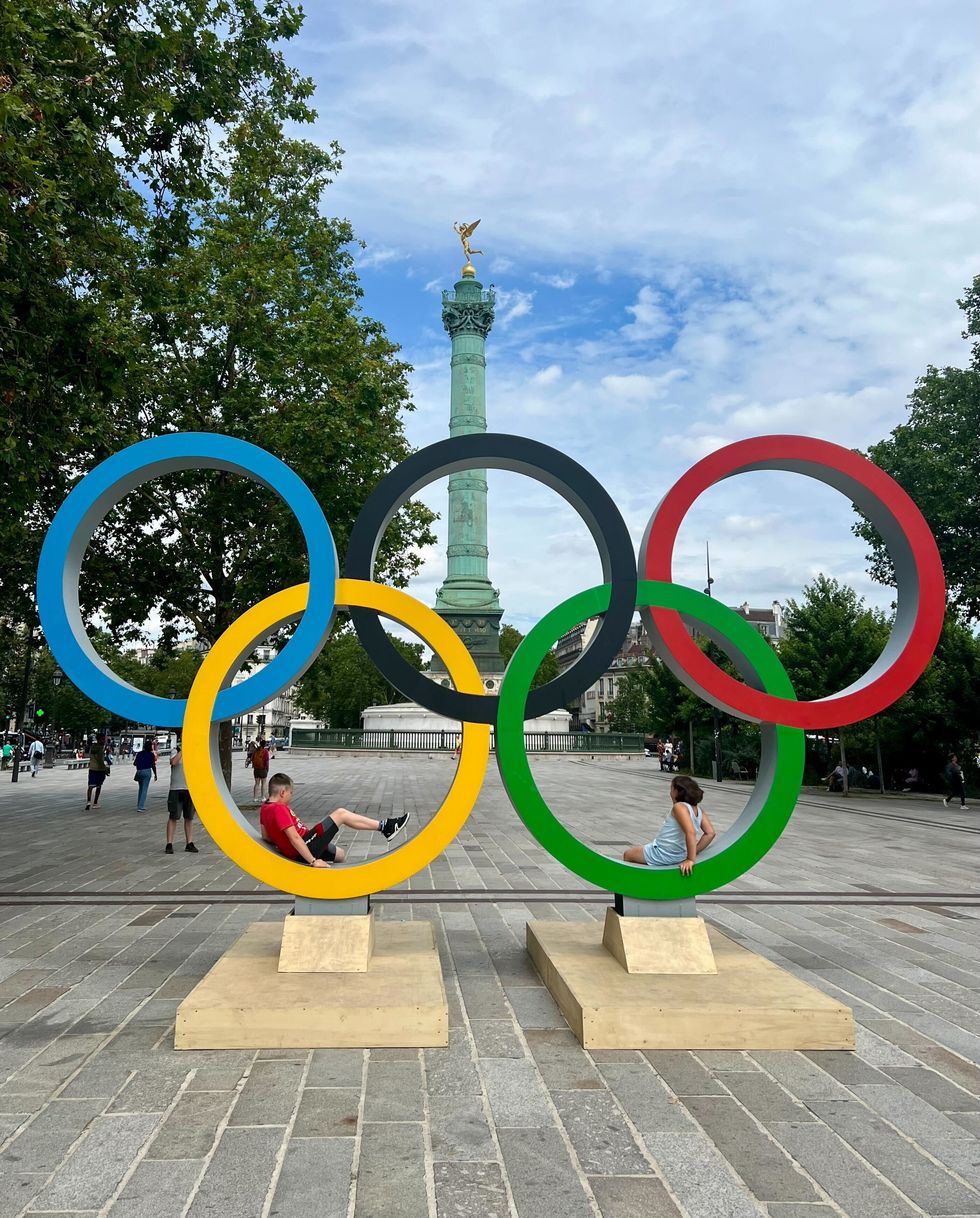 Les anneaux olympiques en format g\u00e9ant sur la Place de la Bastille \u00e0 Paris.