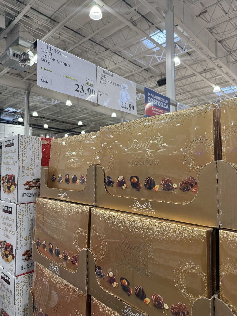 Les bo\u00eetes de pralin\u00e9s Lindt dans la section des chocolats au Costco