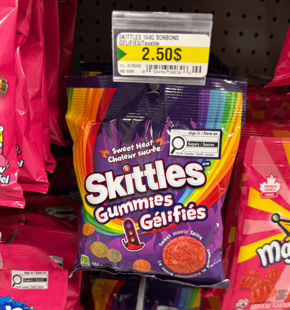 Les bonbons Skittles gummies \u00e9pic\u00e9s dans leur emballage au Dollarama.