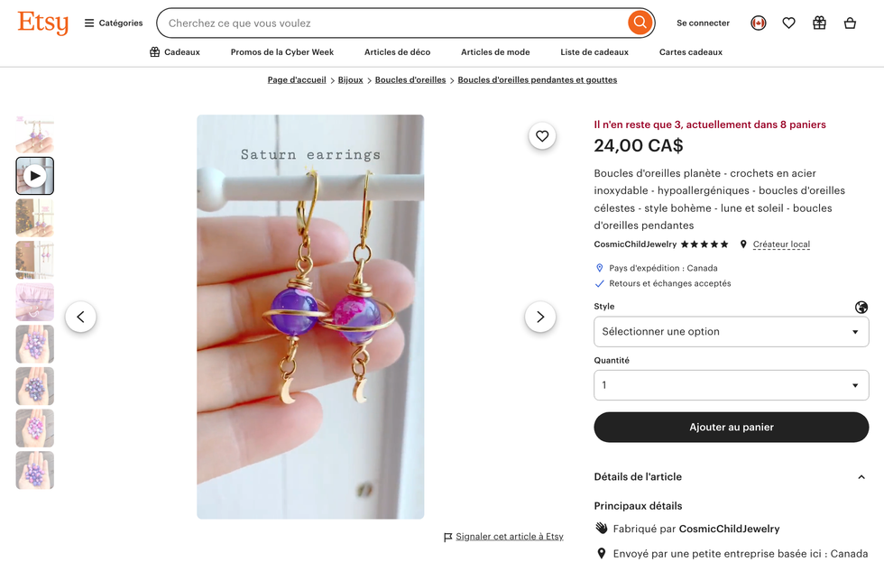 Les boucles d'oreilles plan\u00e8te mauve et or, qui imitent saturne, en vente sur Etsy.