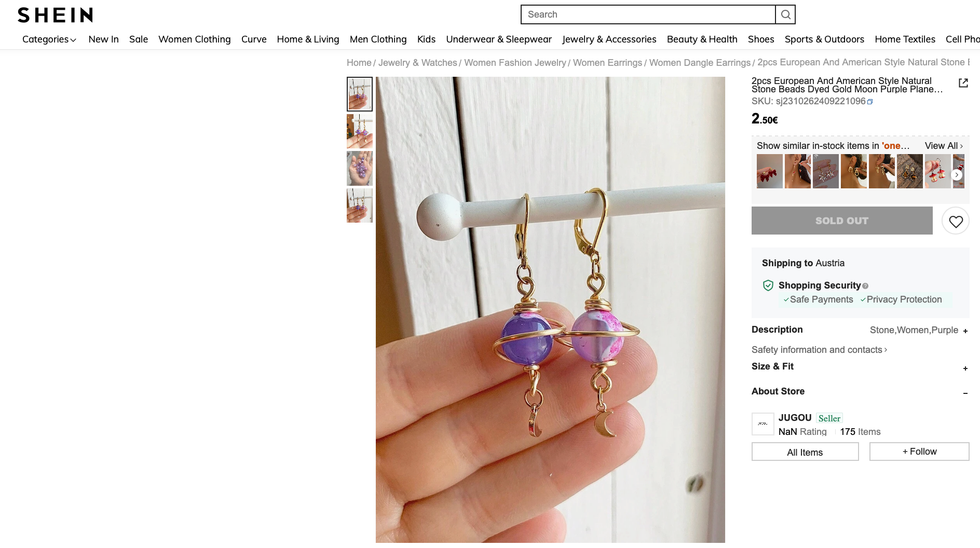 Les boucles d'oreilles plan\u00e8te mauve et or, qui imitent saturne, en vente sur Shein.