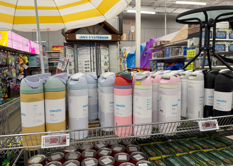 Les bouteilles Owala FreeSip dans une panoplie de couleur, au Canadian Tire.