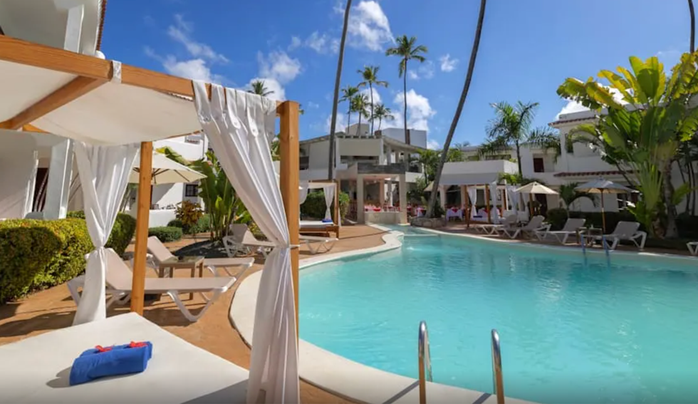 Les cabanas autour de la piscine principale du resort Whala Bavaro.