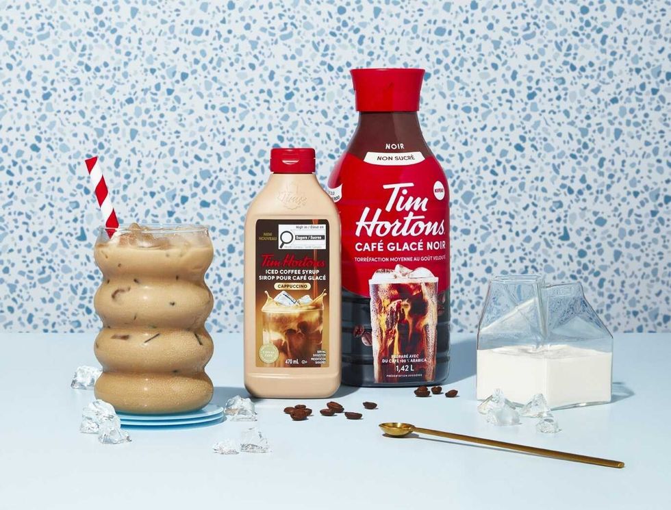 Les caf\u00e9s glac\u00e9s pr\u00eats-\u00e0-boire et des sirops pour caf\u00e9 glac\u00e9 Tim Hortons.