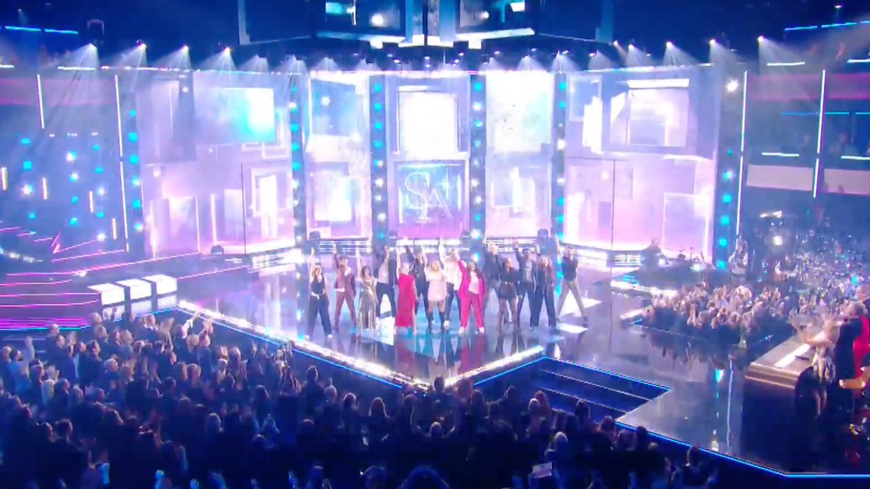 Les candidats et candidates de Star Académie sur scène.