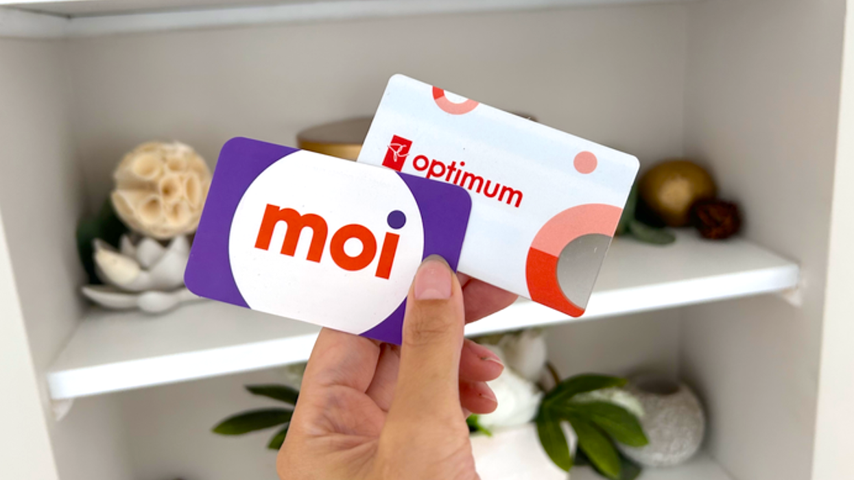 Les cartes de récompenses PC Optimum et Moi dans les mains d'une personne.