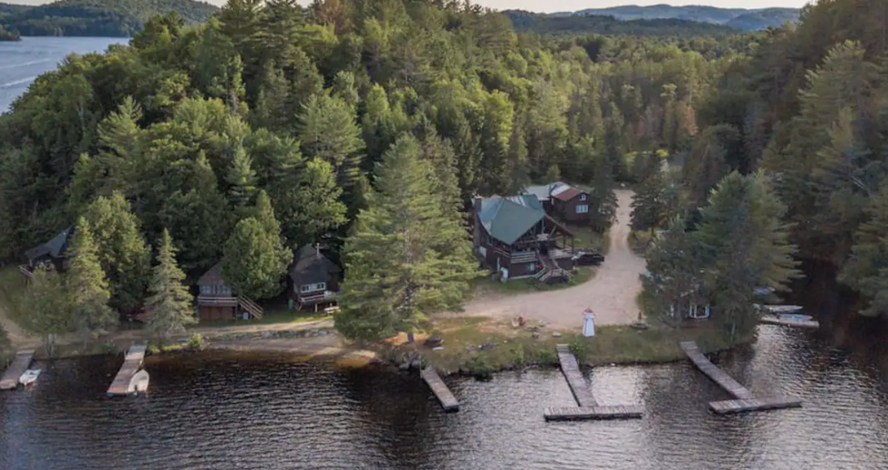 Les chalets de la Pourvoirie de la Li\u00e8vre au bord de l'eau.