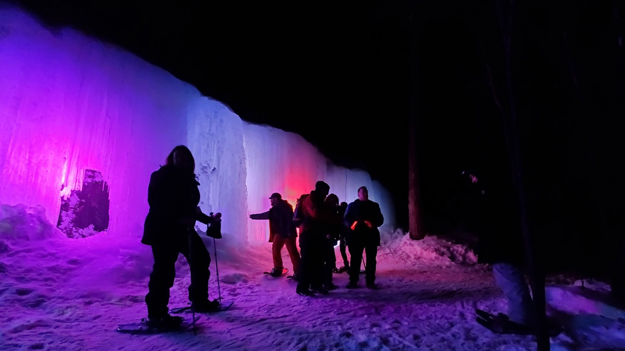 Les chutes glacées du parc régional de Val-David-Val-Morin qui s'illuminent en rose et mauve.