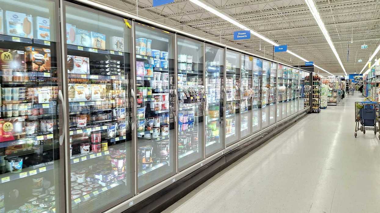 Les congélateurs de crème glacées d'une épicerie au Canada.