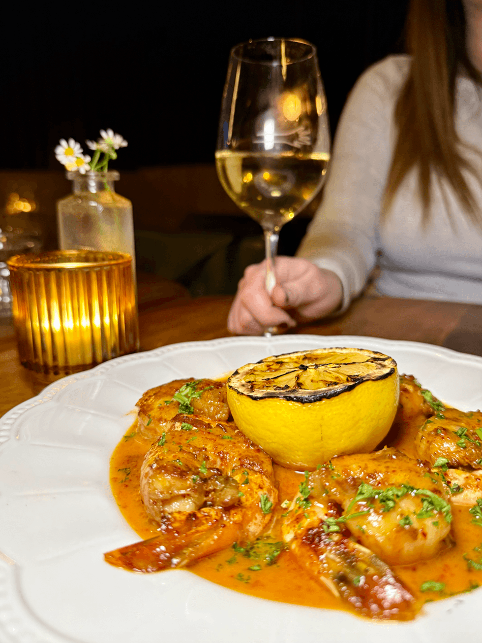 Les crevettes au beurre \u00e0 l\u2019ail et au piment d\u2019Espelette.