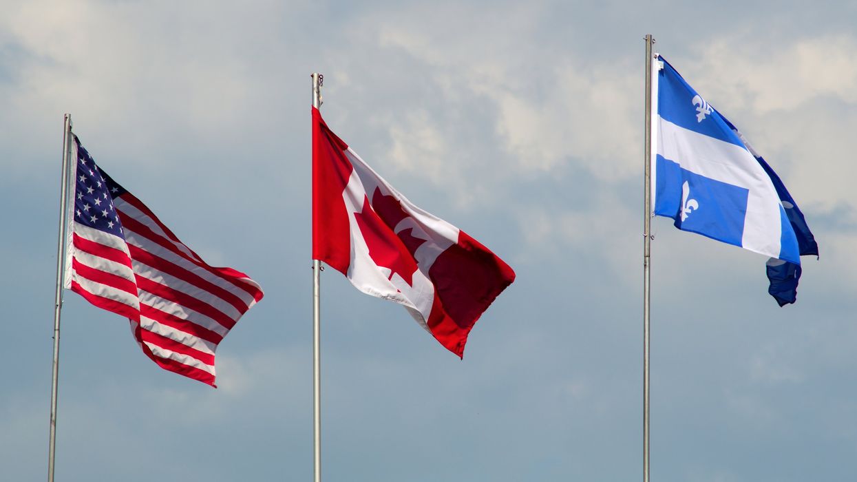 Les drapeaux des États-Unis, du Canada et du Québec